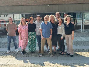 Bild på Bonas medarbetare utanför deras lokaler